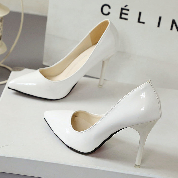 Damepumps med elegant spidst design og glitrende overflade Stilla