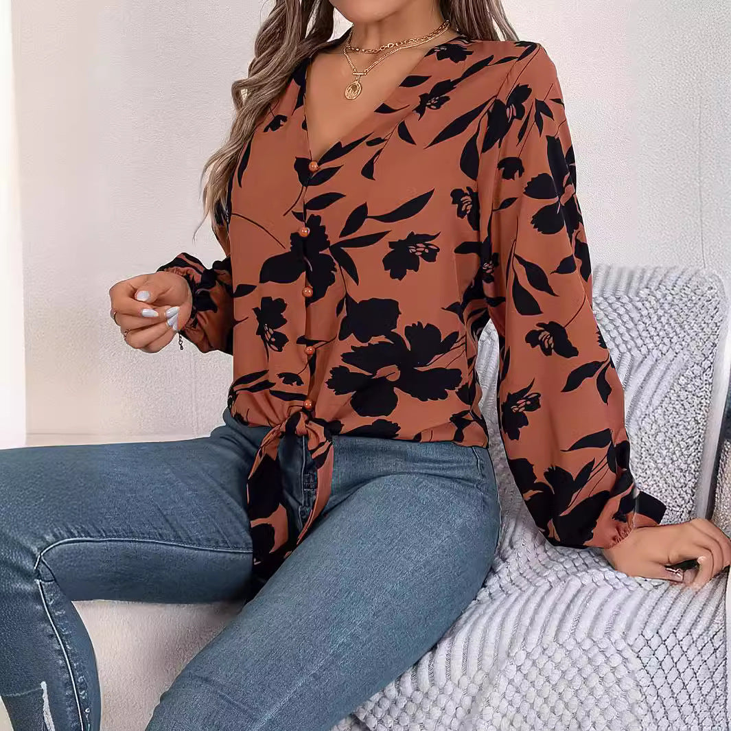 Damebluse med blomsterknude og knaplukning Stilla