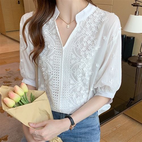 Damebluse med blomsterbroderi og halvlange ærmer Stilla