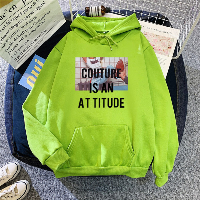 Kvindedragt med moderne udsagnsdesign Skovae