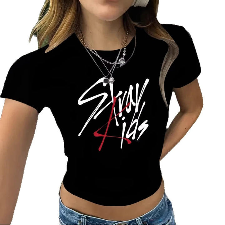 Dame Crop-T-shirt med kreativt tryk og figursyet snit Skovae