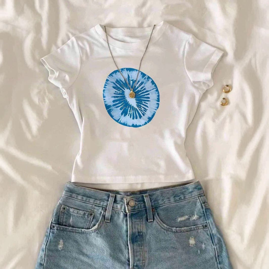 Dame T-shirt med kreativ grafisk design og urbant statement Skovae