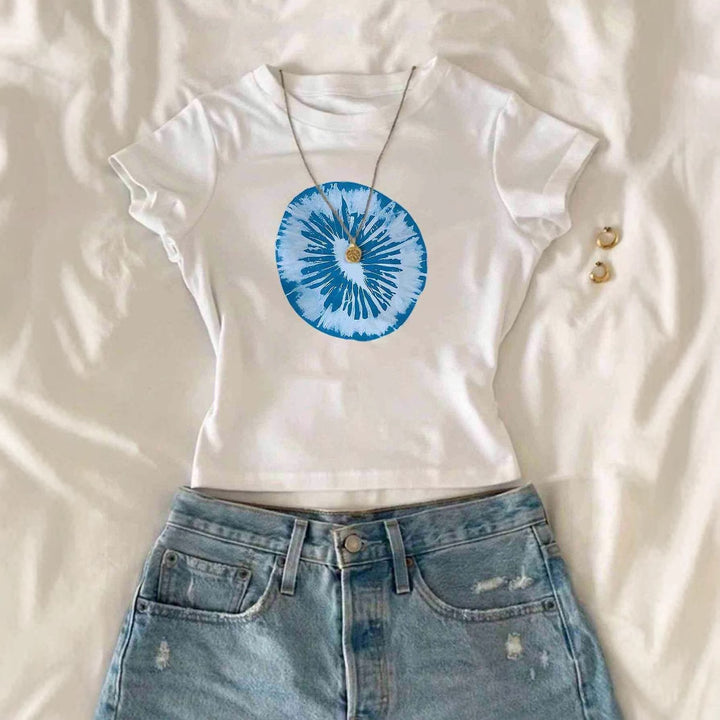 Dame T-shirt med kreativ grafisk design og urbant statement Skovae