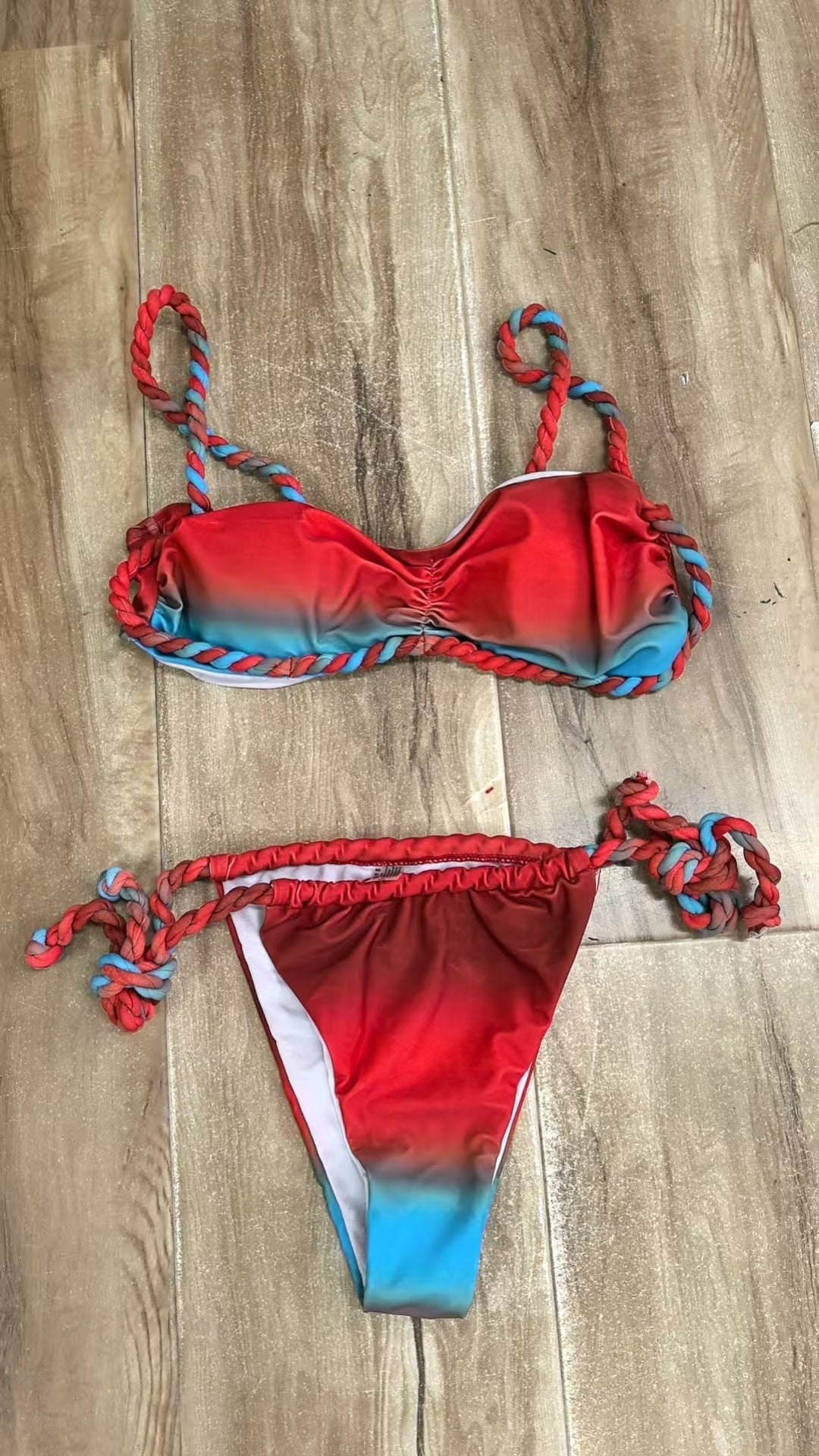 Dame Bikini-sæt med fletdetaljer og moderne snit Stilla