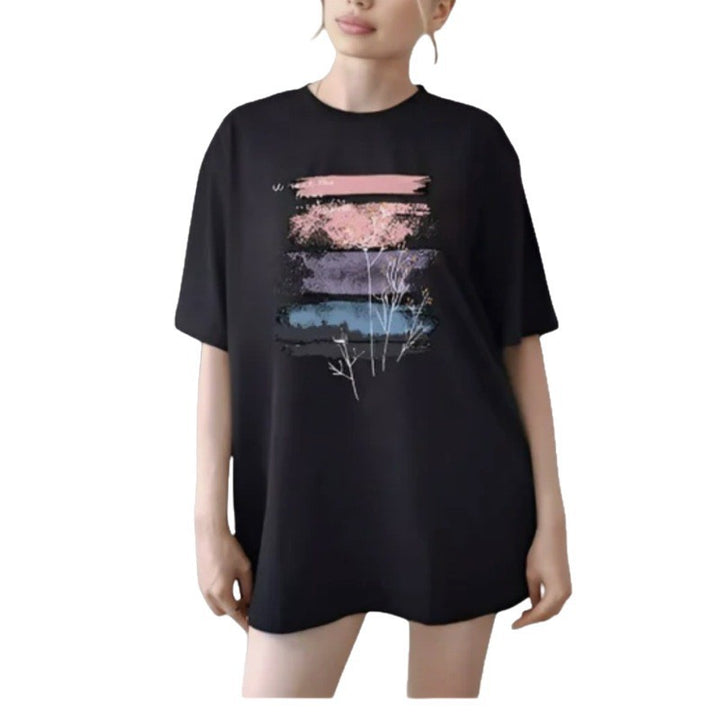 Dame T-shirt med kunstnerisk landskabsmotiv og komfortabel pasform Stilla