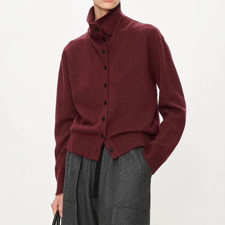 Kvindernes fashionable strikkede cardigan med høj krave og knaplukning Stilla