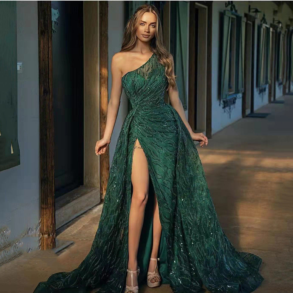 Dame Elegant asymmetrisk aftenkjole med høj slids og flæsedetaljer Stilla