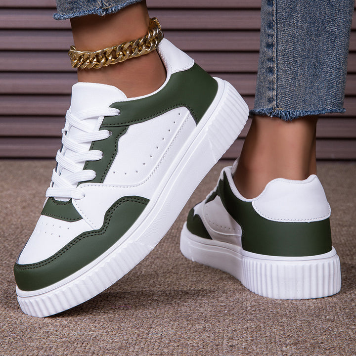 Dame lavt skåret sneakers med ribbet sål, polstret skaft og perforeret overdel Skovae