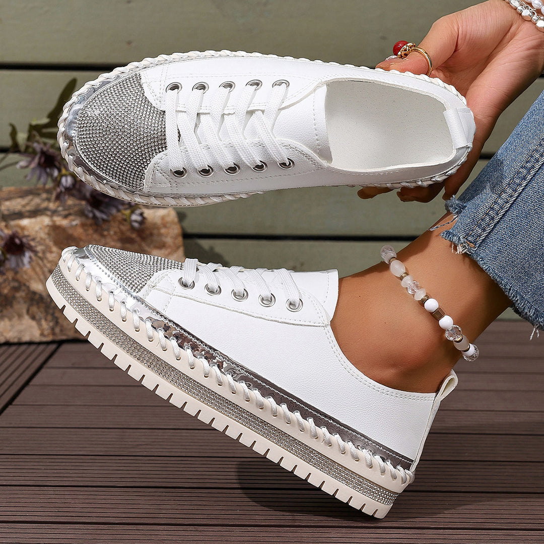 Dame Sneakers med glinsende metalspids og raffinerede dekorsømme Stilla
