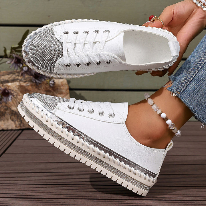 Dame Sneakers med glinsende metalspids og raffinerede dekorsømme Stilla