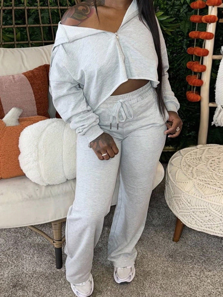 Kvinders sporty sæt lavet af cropped hoodie og casual joggingbukser med snøre