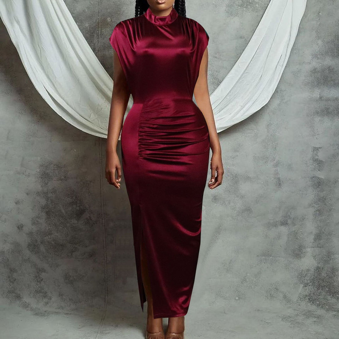 Dame maxikjole med asymmetrisk snit og elegant draperingselement Stilla
