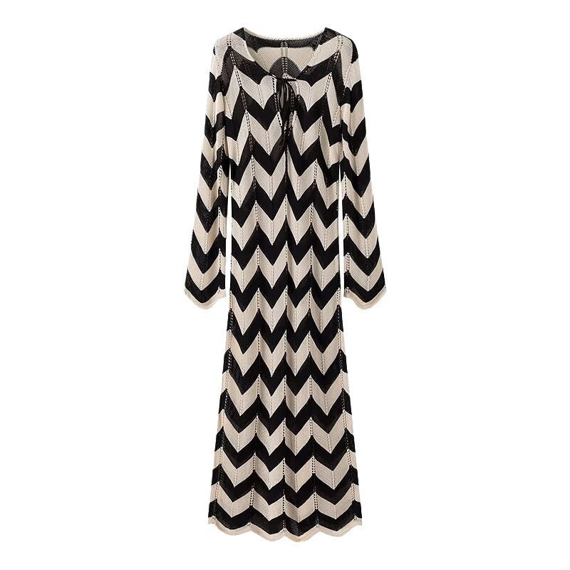 Dame strikkjole med trendy zigzag-mønster og elegant snøring Stilla