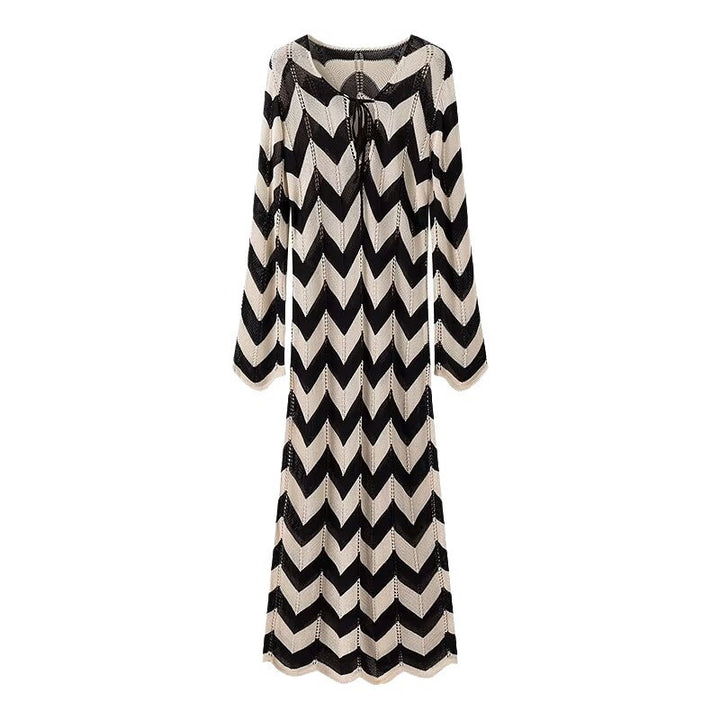 Dame strikkjole med trendy zigzag-mønster og elegant snøring Stilla