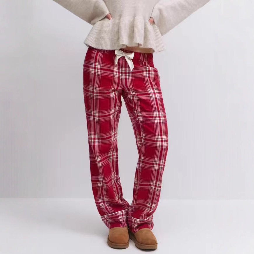 Dame i et afslappet pyjamassæt med rummelig camisole-top, rynket under brystet og bukser med gummibånd Skovae