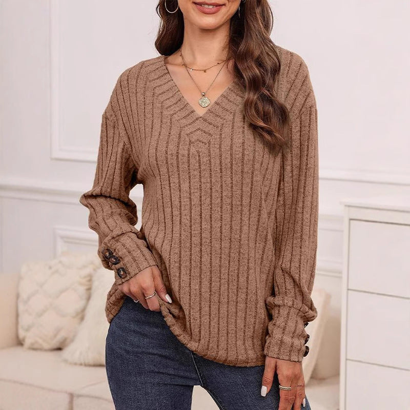Dame V-hals sweater med fint stribemønster og knapdetaljer Stilla