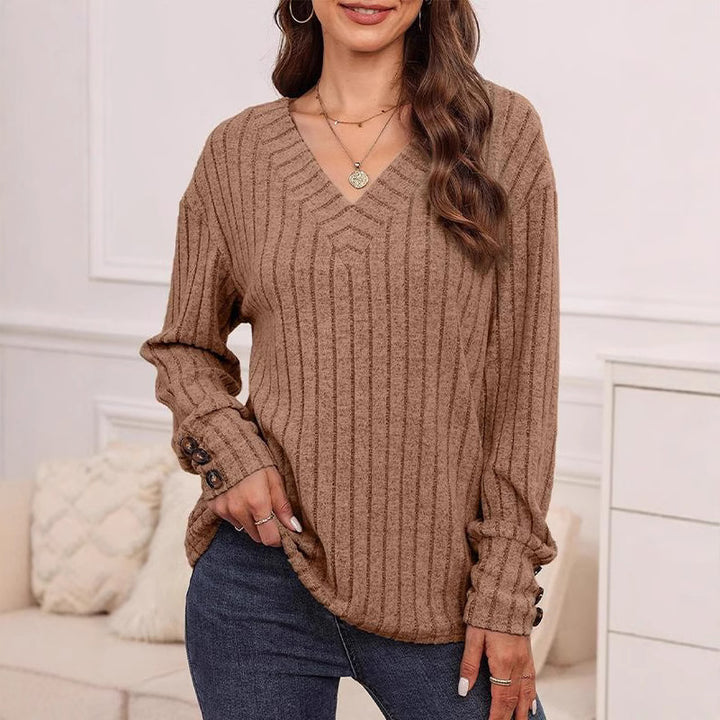 Dame V-hals sweater med fint stribemønster og knapdetaljer Stilla