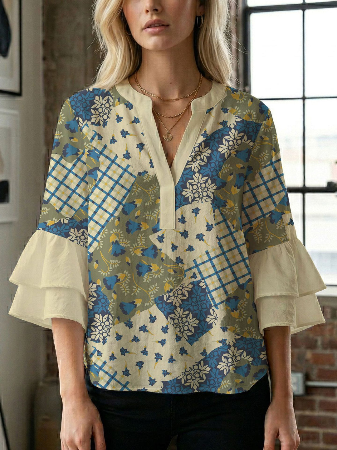 Damebluse med smukt blomstermotiv Skovae
