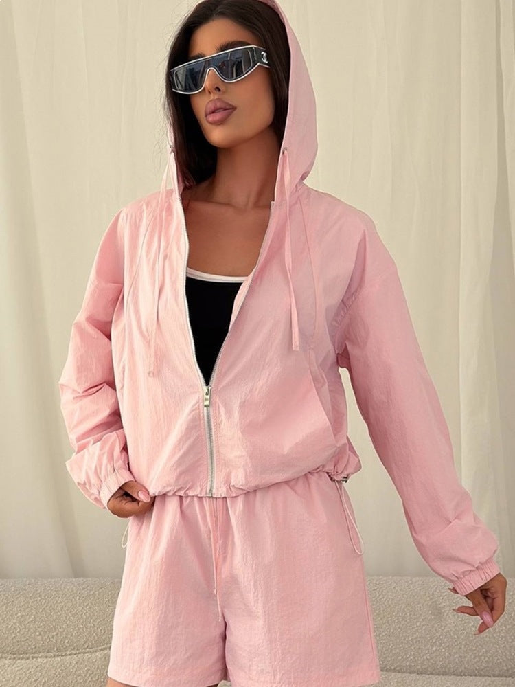 Kvinders sporty sæt med kortærmet bluse og hættejakke samt elastisk talje.