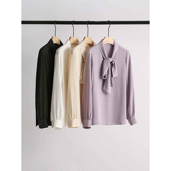 Damebluse med sløjfe krave og elegant snit Stilla