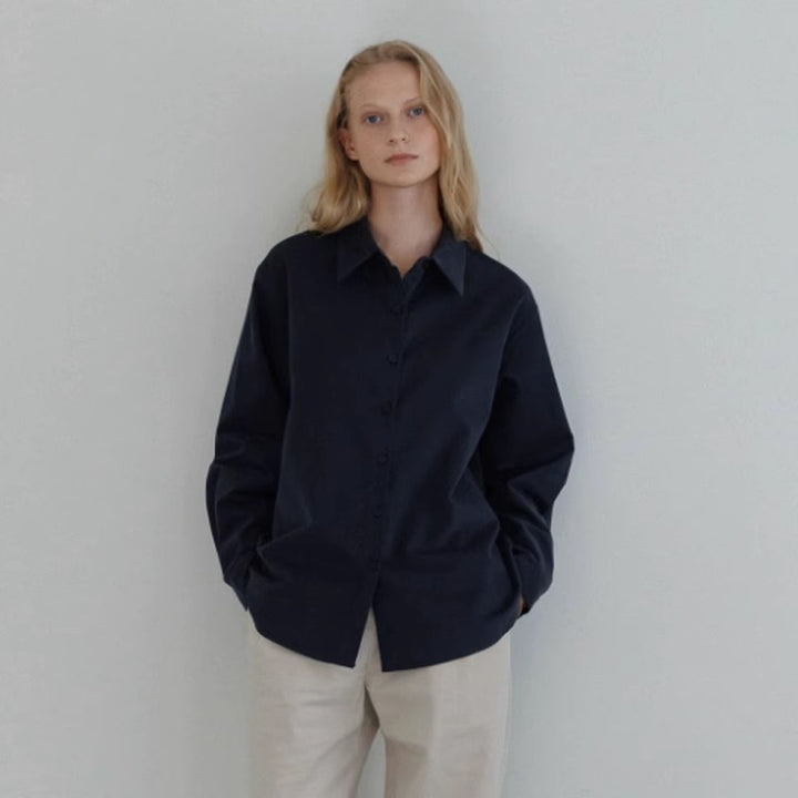 Kvinders elegante og løse bluse med smal krave Stilla
