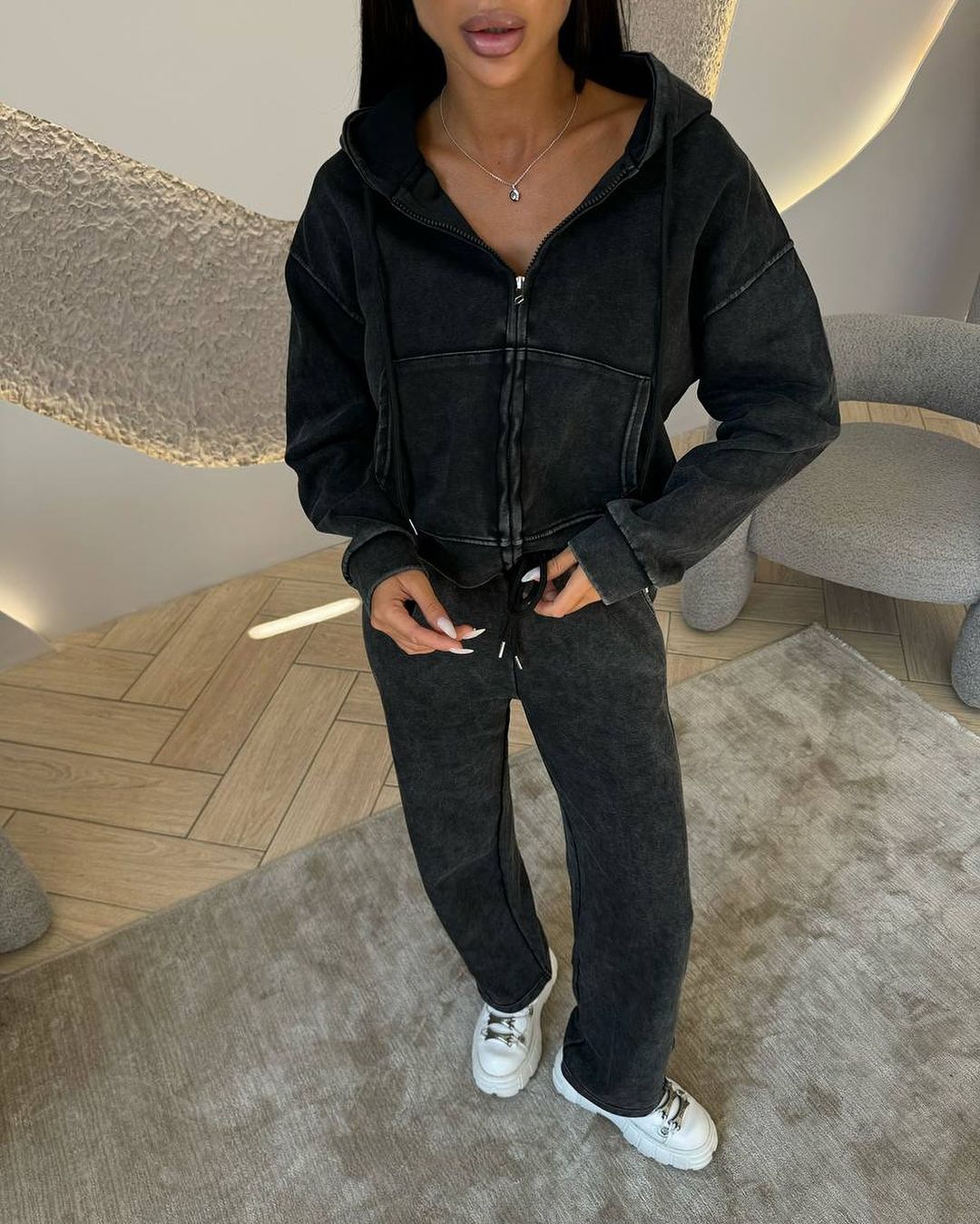 Kvinders afslappede fritids sæt med hoodie og joggingbukser i moderne look Stilla