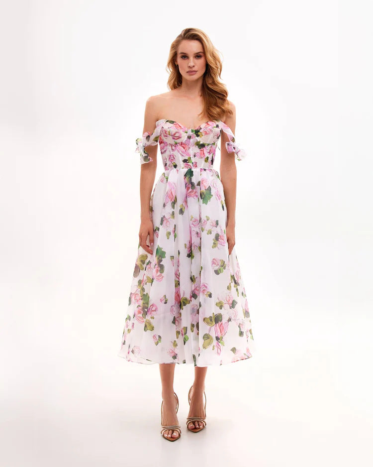 Kvinders blomsterkjole med off-the-shoulder design