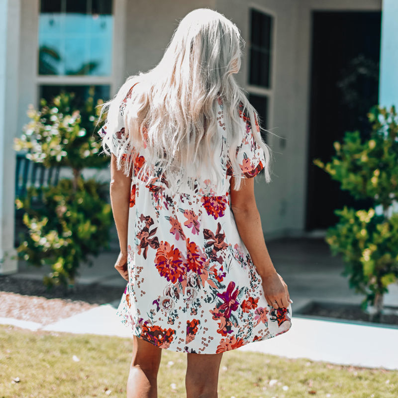 Dame fritidskjole med blomstret design og løs silhuet Stilla