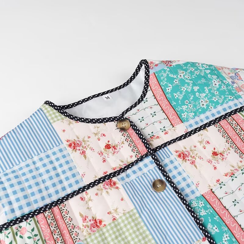 Dame patchwork-jakke med knapdetaljer og praktiske lommer Stilla