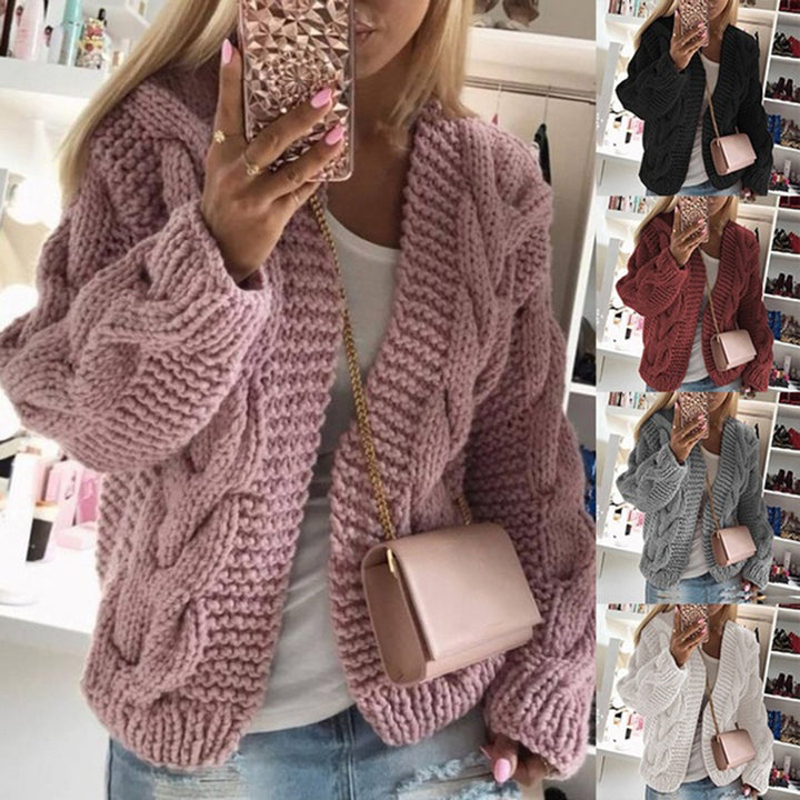 Dame strikjakke med iøjnefaldende fletdesign og oversized snit Stilla