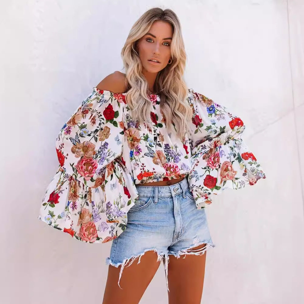 Dame Off-Shoulder Bluse med voluminøse ærmer og florale accenter Stilla