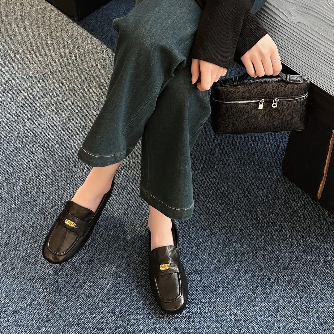 Herrer Sleek Læder Slipper med elegant Metalakcent Stilla