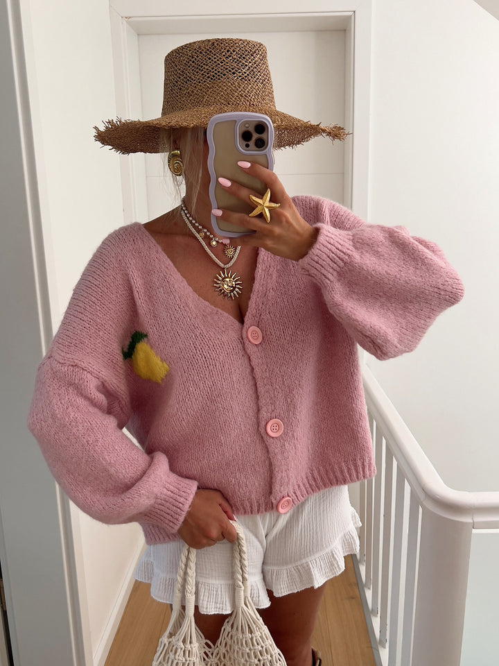 Dame strikjakke med muntert citrondesign og oversized snit Stilla