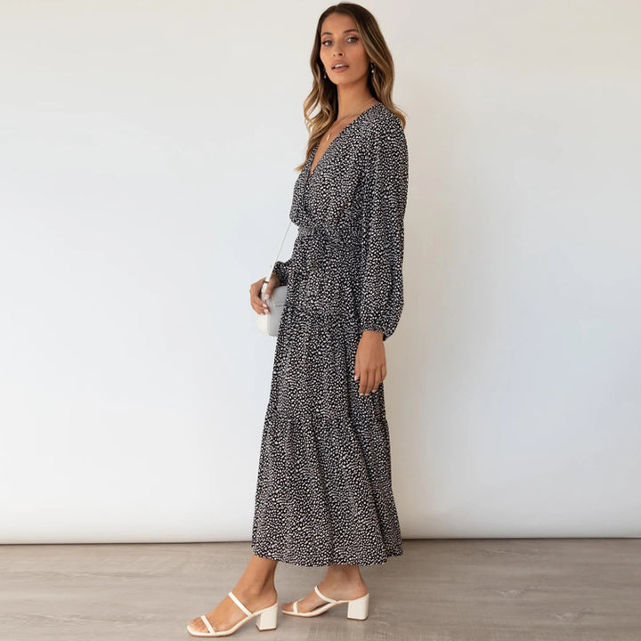 Dameviklet-maxi-kjole med elegant lagdelt nederdel Stilla