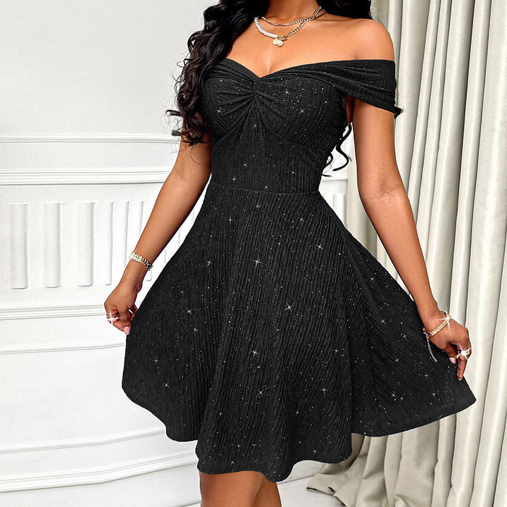 Dame elegant off-shoulder kjole med glitrende stof og flydende nederdel Stilla