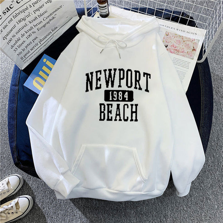 Kvindernes hættetrøje med nostalgisk Newport Beach skrift Skovae