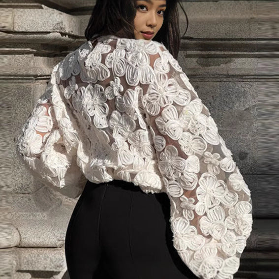 Damebluse med florale broderier og transparent design Stilla