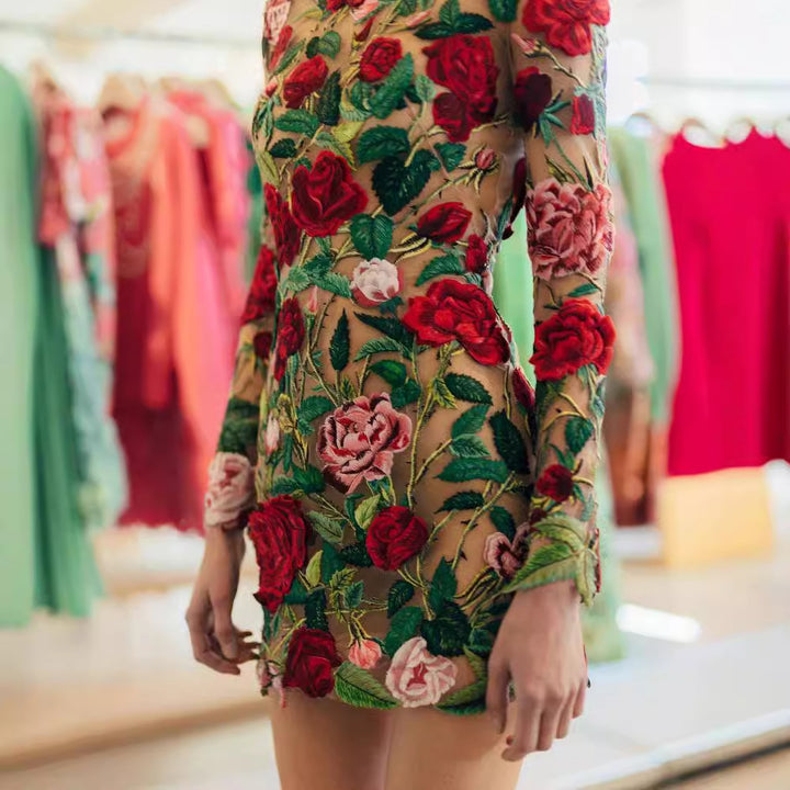 Dame spidse minikjole med florale broderier Stilla