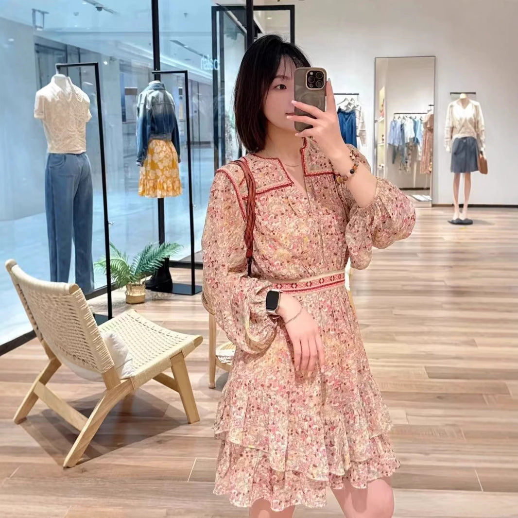 Damebluse med voluminøse ærmer og floralt flæsedesign Stilla