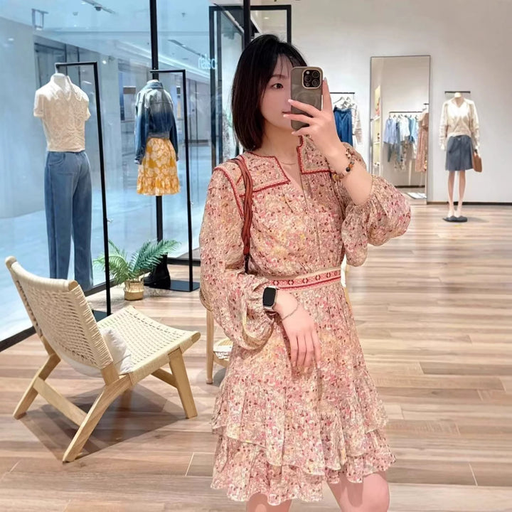 Damebluse med voluminøse ærmer og floralt flæsedesign Stilla