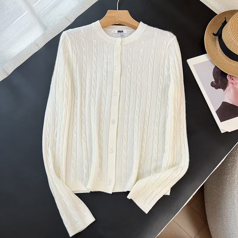 Kvinders cardigan med kabeldesign og knaplukning Stilla