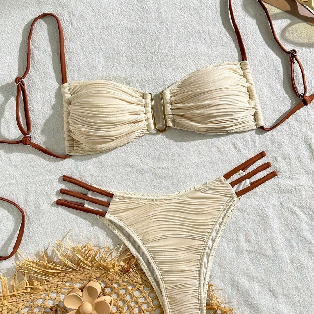 Dame trekant-bikini med elegant rynke design og fashionable strop detaljer Skovae