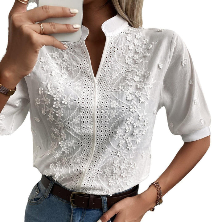 Dame broderet bluse med ståkrave og hulbroderi Stilla