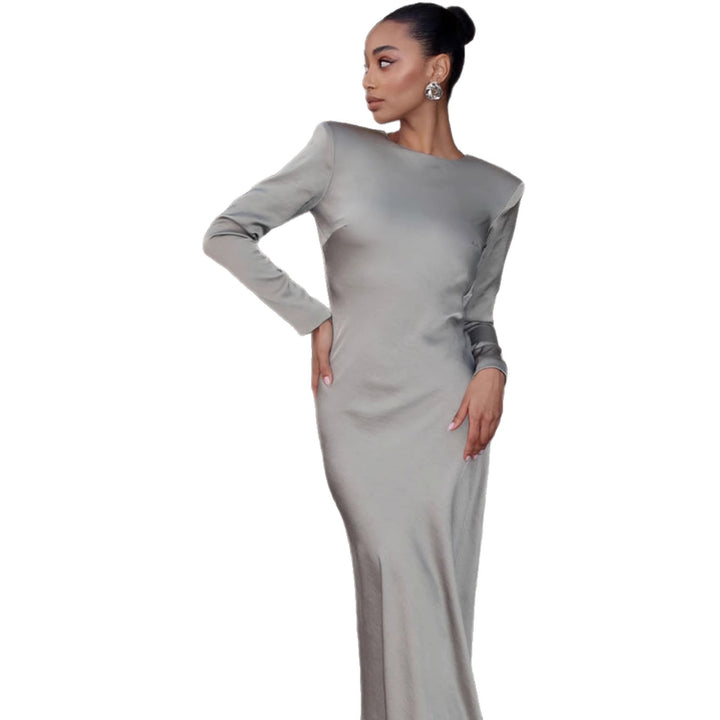 Dame Elegant Langærmet Kjole med Skinnende Satin Ydermateriale og Figursyet Silhuet Skovae