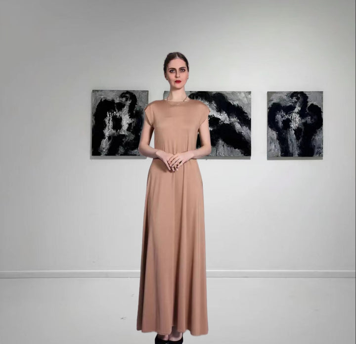 Dame maxikjole med minimalistisk design og elegant snit Stilla