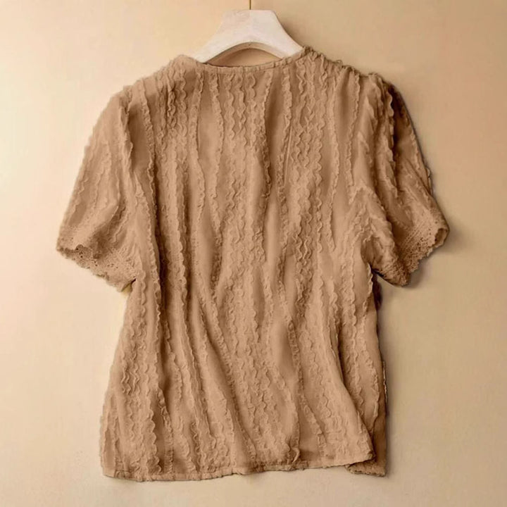 Damebluse med romantiske tafler og filigran knapliste Stilla