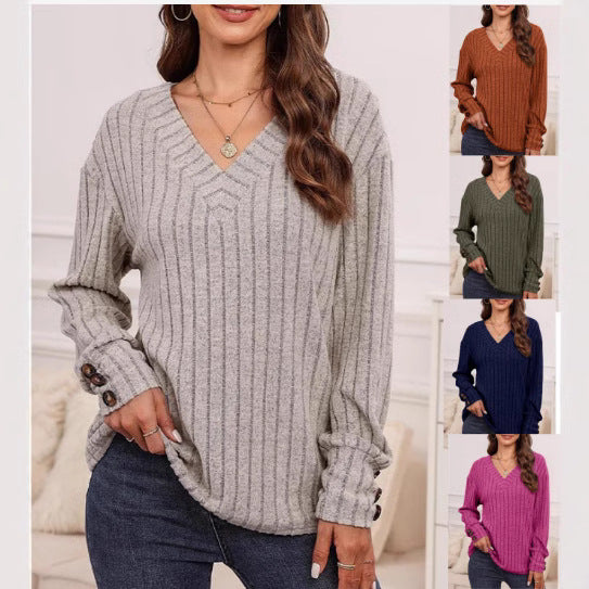 Dame V-hals sweater med fint stribemønster og knapdetaljer Stilla