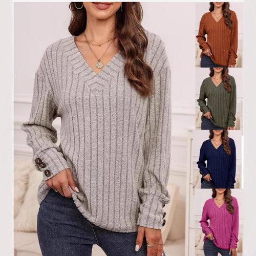 Dame V-hals sweater med fint stribemønster og knapdetaljer Stilla