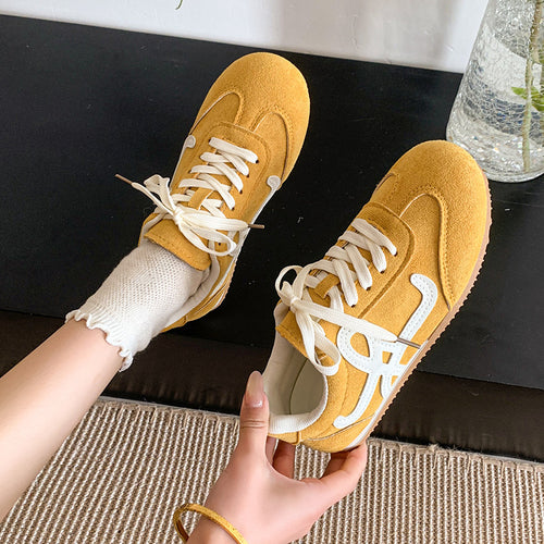 Dame sporty sneakers af højkvalitets suede med åndbare indlæg og skridsikker sål Stilla