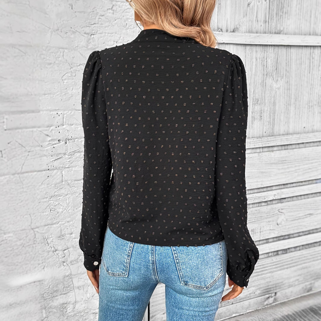 Dame elegant bluse med ruffle detaljer og ædelt knapdesign Stilla